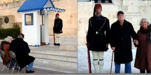 Παππούς και γιαγιά στο Φυλάκιο του Αγνωστου στρατιώτη/ Φωτογραφία: Twitter