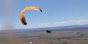 O αλεξιπτωτιστής ευτυχώς ήταν έμπειρος και απέφυγε τα χειρότερα (Φωτογραφία: YouTube)