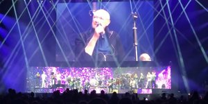 Φιλ Κόλινς onstage