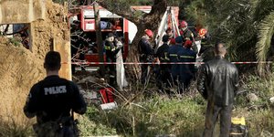 Επιχείρηση της Πυροσβεστικής στο Μενίδι/ Φωτογραφία: INTIME NEWS- ΛΙΑΚΟΣ ΓΙΑΝΝΗΣ