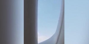 Είναι ή δεν είναι η θέα από το παράθυρο αεροπλάνου; Φωτογραφία: YouTube