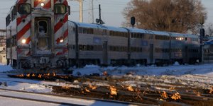 Συνεργεία στο Σικάγο έβαλαν φωτιά στις ράγες για να μην παγώσουν (Φωτογραφία: AP/Kiichiro Sato)