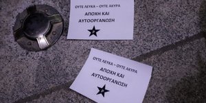 Περίπου 30 μέλη του Ρουβίκωνα πέταξαν τρικάκια σε εκδήλωση του ΣΥΡΙΖΑ στο Αιγάλεω -Φωτογραφία: EUROKINISSI/ ΓΙΑΝΝΗΣ ΠΑΝΑΓΟΠΟΥΛΟΣ
