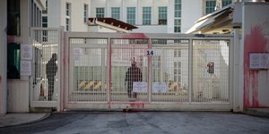 Το κτήριο της πρεσβείας των ΗΠΑ μετά την επίθεση του Ρουβίκωνα- φωτογραφία Στέλιος Μισίνας