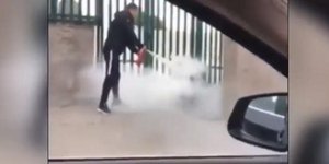 Νεαρός αδειάζει έναν πυροσβεστήρα σε άστεγο / Φωτογραφία: YouTube