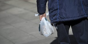 Το τέλος του τσάμπα έφερε μείωση στη χρήση της πλαστικής σακούλας