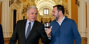 Ο Επίτροπος Μετανάστευσης Δημήτρης Αβραμόπουλος και ο Ιταλός υπ. Εσωτερικών Ματτέο Σαλβίνι 