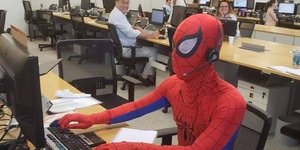 Ο πρώην τραπεζίτης - νυν Spiderman. Φωτογραφία: Imgur