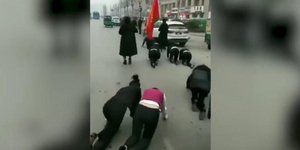 Βγήκαν στους δρόμους μπουσουλώντας. Φωτογραφία: YouTube 