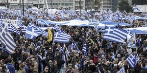 Πλήθος ανθρώπων στο Σύνταγμα / Φωτογραφία: SOOC