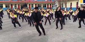 Ο διευθυντής που χορεύει στην Κίνα. Φωτογραφία: YouTube