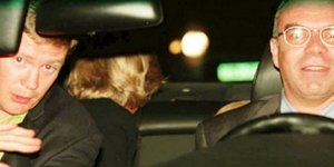 Ο Τρέβορ Ρις Τζόουνς αριστερά