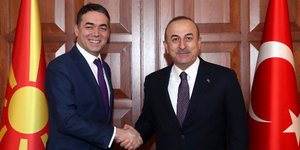 Στιγμιότυπο από τη σημερινή συνάντηση Ντιμιτρόφ - Τσαβούσογλου / Φωτογραφία: AP Images