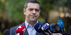 Ο ΑΛέξης Τσίπρας έξω από το Μέγαρο Μαξίμου / Φωτογραφία: EUROKINISSI/ΓΙΑΝΝΗΣ ΠΑΝΑΓΟΠΟΥΛΟΣ