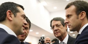 Ο Αλ. Τσίπρας συνομιλεί με τον Εμ. Μακρόν υπό τα βλέμματα των Τζ. Κόντε