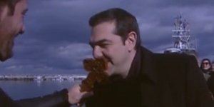 Ο κ. Τσίπρας ασπάζεται τον σταυρό μετά τον αγιασμό των υδάτων