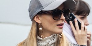 Γυναίκα ποζάρει στον φακό/Φωτογραφία Shutterstock