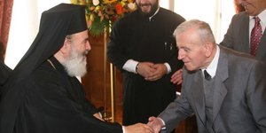 Ο μακαριστός Αρχιεπίσκοπος Χριστόδουλος και ο αδελφός του Ιω. Παρασκευαΐδης (δεξιά) -Φωτογραφία αρχείου: Eurokinissi/Χρήστος Μπόνης