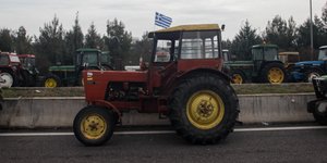 Μπλόκο των αγροτών στη Νίκαια. Φωτογραφία: Eurokinissi/ Θανάσης Καλλιάρας