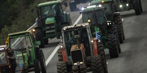 Αγρότες έκλεισαν της εθνική οδό Πατρών-Πύργου στον κόμβο της ΒΙ.ΠΕ.(Φωτογραφία: EUROKINISSI/ ΘΑΝΑΣΗΣ ΚΑΛΛΙΑΡΑΣ)