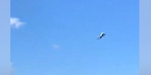 Αεροπλάνο κάνει οχτάρια στον αέρα