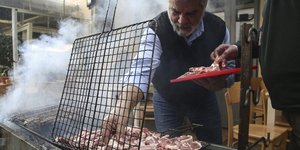 Ανδρας τσικνίζει στην Αθήνα /Φωτογραφία Αρχείου: Sooc