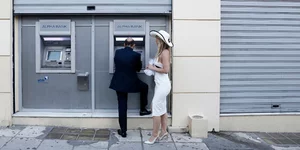 Ζευγάρι μπροστά σε ATM / Φωτογραφία: SOOC