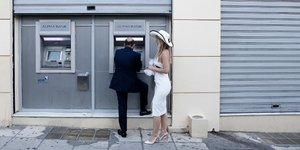 Ζευγάρι μπροστά σε ATM / Φωτογραφία: SOOC