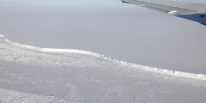Άποψη της παγοκρηπίδας Brunt από αεροσκάφος της NASA (Φωτογραφία: Wikipedia)