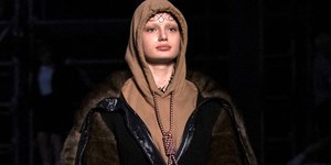 Το φούτερ με την θηλιά στον λαιμό του οίκου Burberry. Φωτογραφία: AP