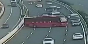 O oδηγός έκλεισε προς στιγμήν τέσσερις από τις πέντε λωρίδες (Φωτογραφία: YouTube)