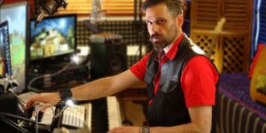 Ο Κώστας Κακογιάννης στο στούντιο