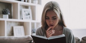 Γυναίκα με έλλειψη αυτοπεποίθησης /Φωτογραφία: By VGstockstudio