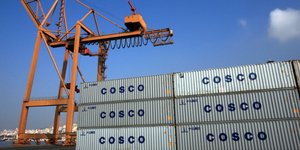 Η Cosco στο λιμάνι του Πειραιά