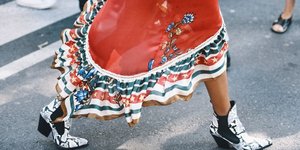 Γυναίκα ποζάρει στον φακό/Φωτογραφία Shutterstock