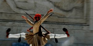 Εύζωνες στο μνημείο του αγνώστου στρατιώτη /Φωτογραφία: Eurokinissi