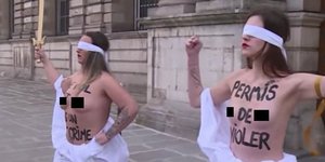 Γυμνόστηθες ακτιβίστριες Femen διαδήλωσαν έξω από το κτίριο της γαλλικής Γερουσίας (Φωτογραφία: Twitter)
