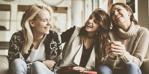 Mια παρέα γυναικών διασκεδάζει/ Φωτογραφία: Shutterstock