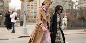 Fashion influencers στους δρόμους της πόλης/ Φωτογραφία: Getty Images/Ideal Image