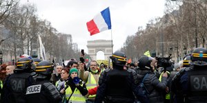 Νέα επεισόδια ξέσπασαν μεταξυ διαδηλωτών και αστυνομικών στο Παρίσι (Φωτογραφία: ΑΡ/Kamil Zihnioglu)