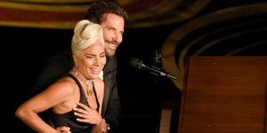 Lady Gaga και Μπράντλεϊ Κούπερ ερμηνεύοντας το Shallow. Φωτογραφία: AP