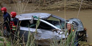 Η στιγμή της ανάσυρσης του μοιραίου οχήματος / Φωτογραφία: InTime News