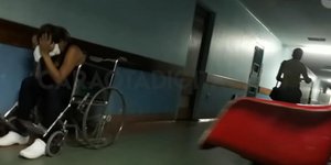 Ασθενείς σε αναπηρικά αμαξίδια περιμένουν να ασχοληθεί κάποιος γιατρός μαζί τους (Φωτογραφία: YouTube/Caraotadigital.net)