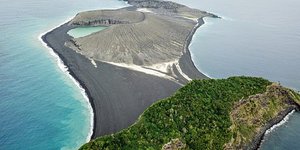 Το νησί αναδύθηκε πριν από τέσσερα χρόνια στο αρχιπέλαγος Τόνγκα της Πολυνησίας (Φωτογραφία:  Woods Hole Oceanographic Institution)