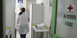 Γιατρός σε νοσοκομείο / Φωτογραφία: Eurokinissi