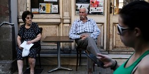 Ζευγάρι ηλικιωμένων έξω από την εφορία Μυτιλήνης / Φωτογραφία: SOOC