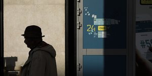 Ηλικιωμένος μπροστά από ένα ΑΤΜ / Φωτογραφία: SOOC