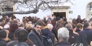 Θρήνος στην κηδεία της 58χρονης και της 21χρονης κόρης της / Φωτογραφία: YouTube