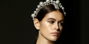 Η Κάια Γκέρμπερ στην Εβδομάδα Υψηλής Ραπτικής στο Παρίσι/ Φωτογραφία: AP Images 