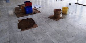Με κουβάδες μαζεύουν το νερό στο Δικαστικό Μέγαρο Δράμας (Φωτογραφία: Πρωινός Τύπος)